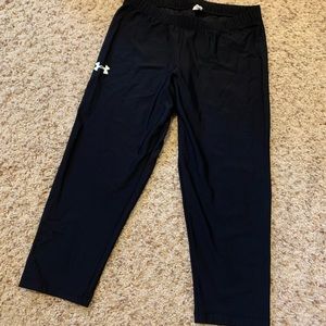 Under Armor black crops small